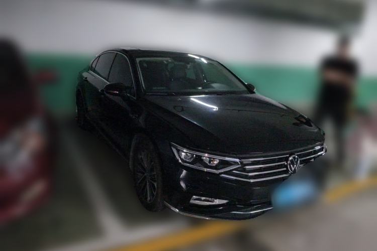 Used Volkswagen Magotan 2020 330TSI DSG Luxury Edition Front Right 45 Deg