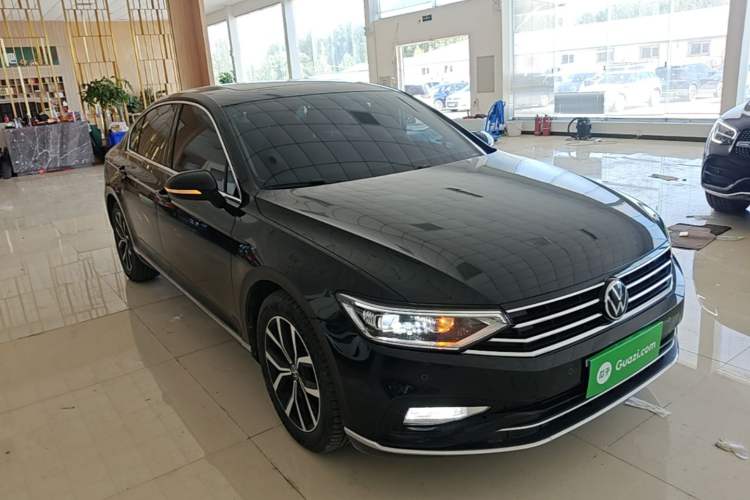Used Volkswagen Magotan 2020 330TSI DSG Leading Model Front Right 45 Deg