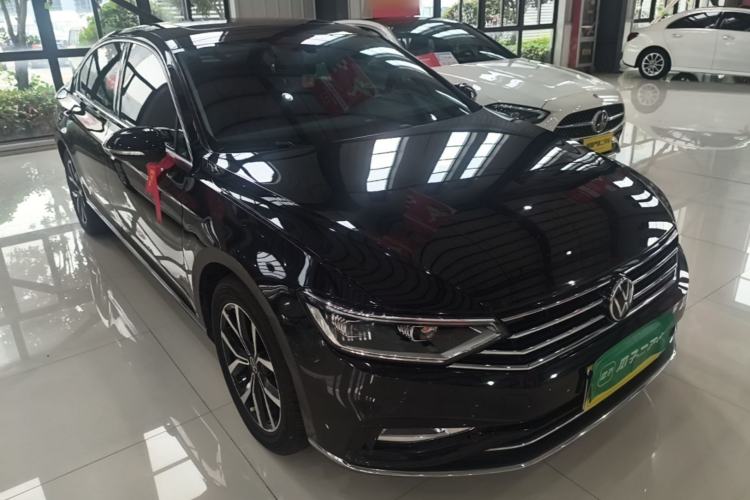 Used Volkswagen Magotan 2020 330TSI DSG Leading Model Front Right 45 Deg