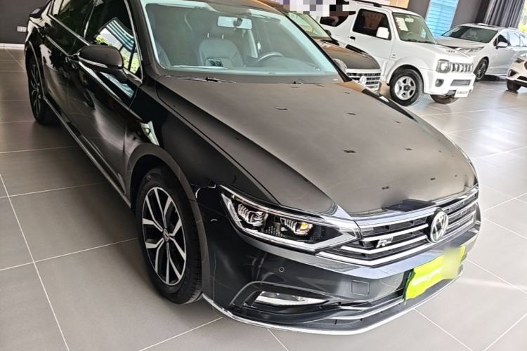 Used Volkswagen Magotan 2020 280TSI DSG Comfort Edition Front Right 45 Deg