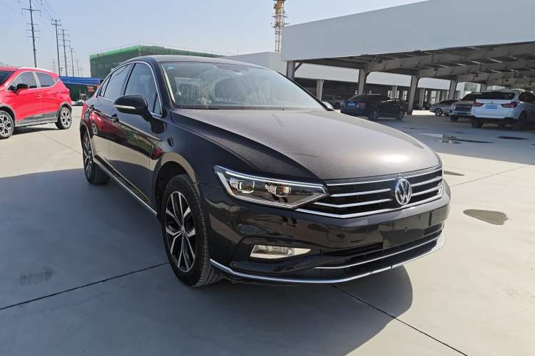 Used Volkswagen Magotan 2020 330TSI DSG Leading Model Front Right 45 Deg