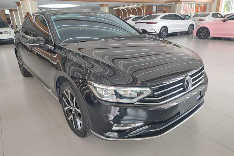 Used Volkswagen Magotan 2020 330TSI DSG Leading Model Front Right 45 Deg