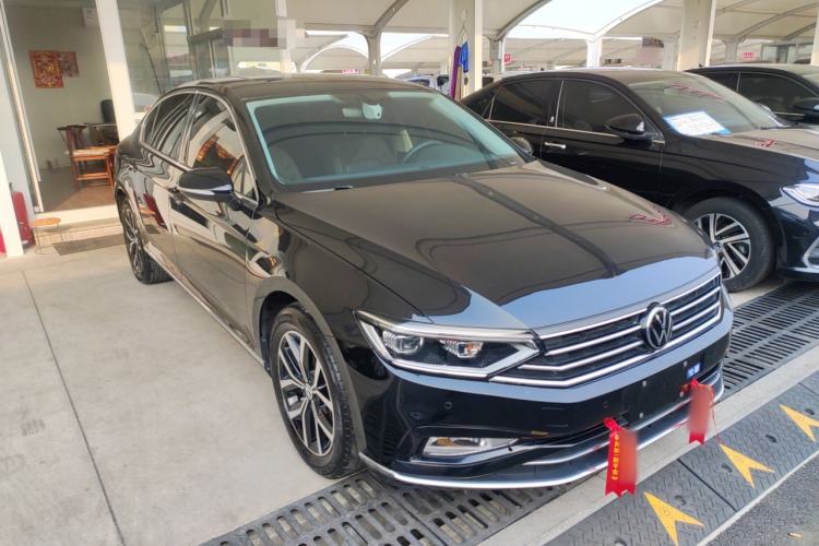 Used Volkswagen Magotan 2020 330TSI DSG Leading Model Front Right 45 Deg