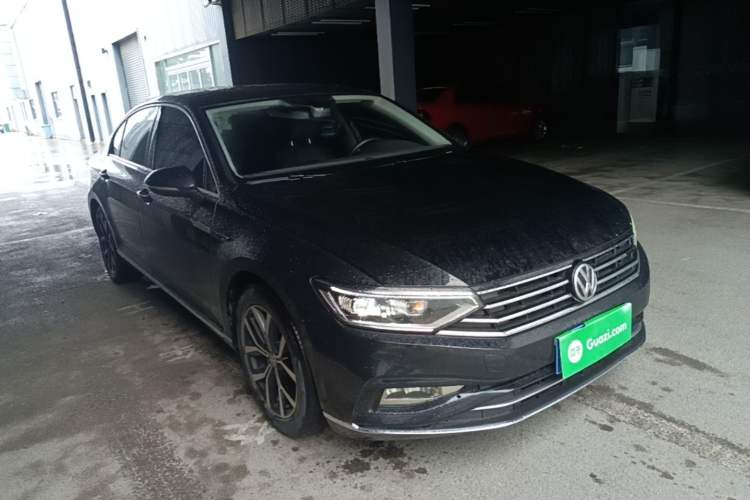 Used Volkswagen Magotan 2020 330TSI DSG Leading Model Front Right 45 Deg