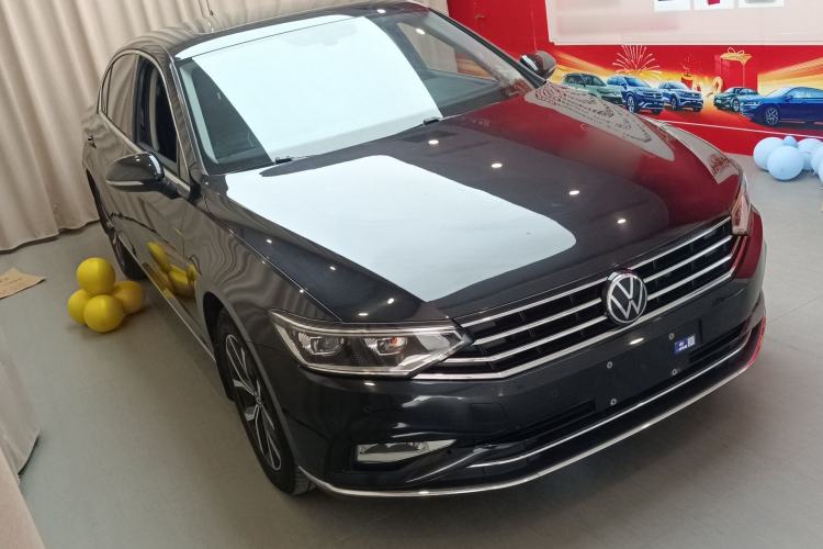 Used Volkswagen Magotan 2020 330TSI DSG Leading Model Front Right 45 Deg