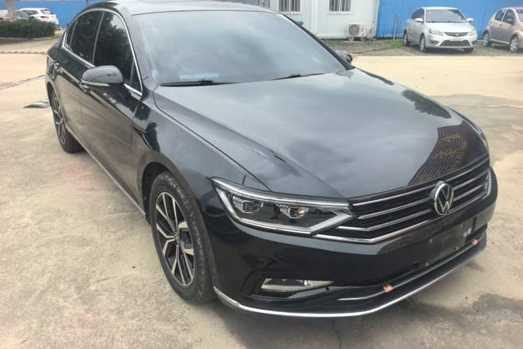 Used Volkswagen Magotan 2020 330TSI DSG Leading Model Front Right 45 Deg