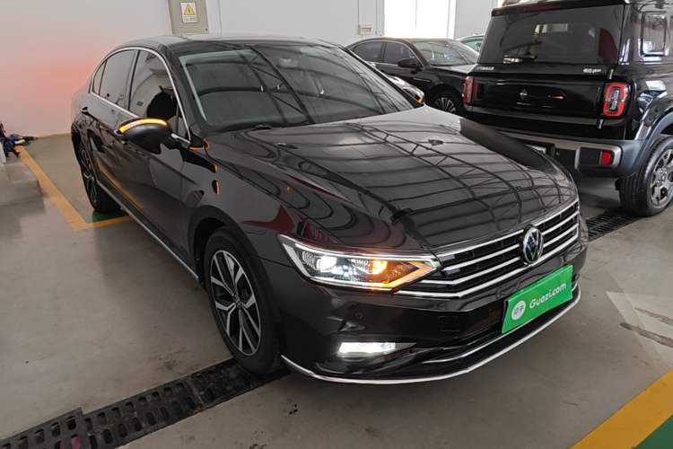Used Volkswagen Magotan 2020 330TSI DSG Leading Model Front Right 45 Deg