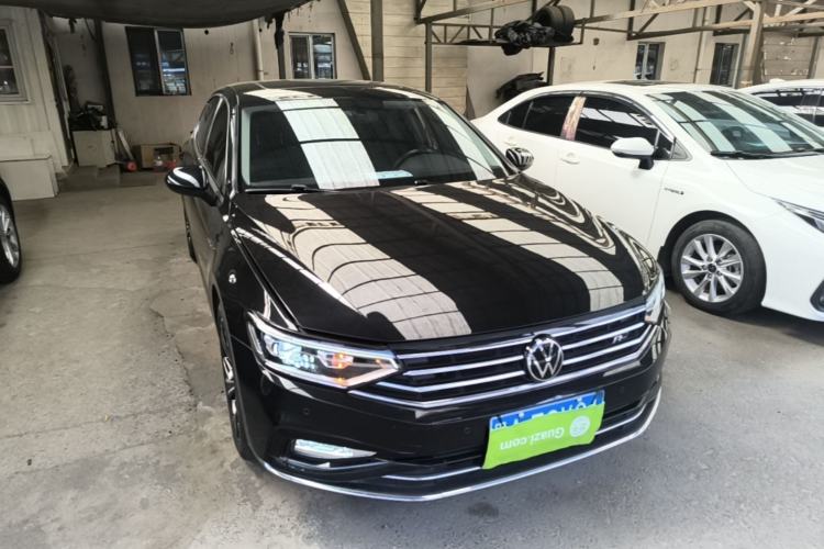 Used Volkswagen Magotan 2020 330TSI DSG Leading Model Front Right 45 Deg