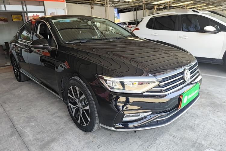 Used Volkswagen Magotan 2020 330TSI DSG Leading Model Front Right 45 Deg