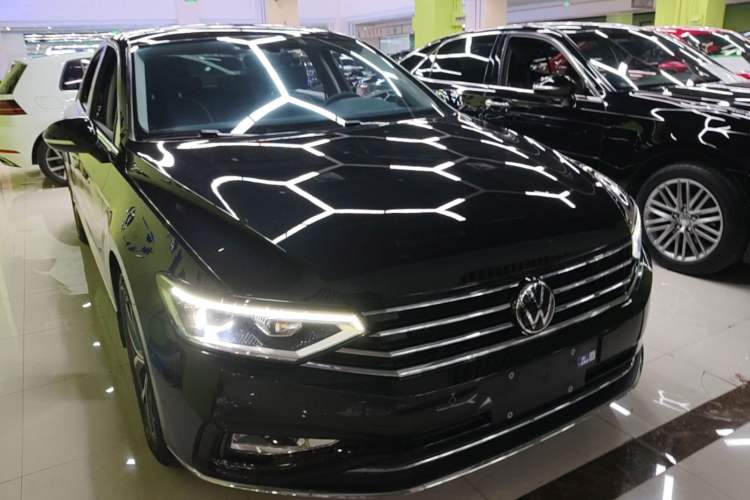 Used Volkswagen Magotan 2020 330TSI DSG Leading Model Front Right 45 Deg
