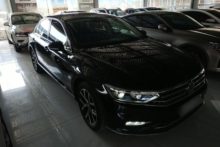 Used Volkswagen Magotan 2020 330TSI DSG Leading Model Front Right 45 Deg