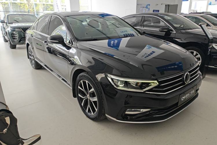 Used Volkswagen Magotan 2020 330TSI DSG Leading Model Front Right 45 Deg