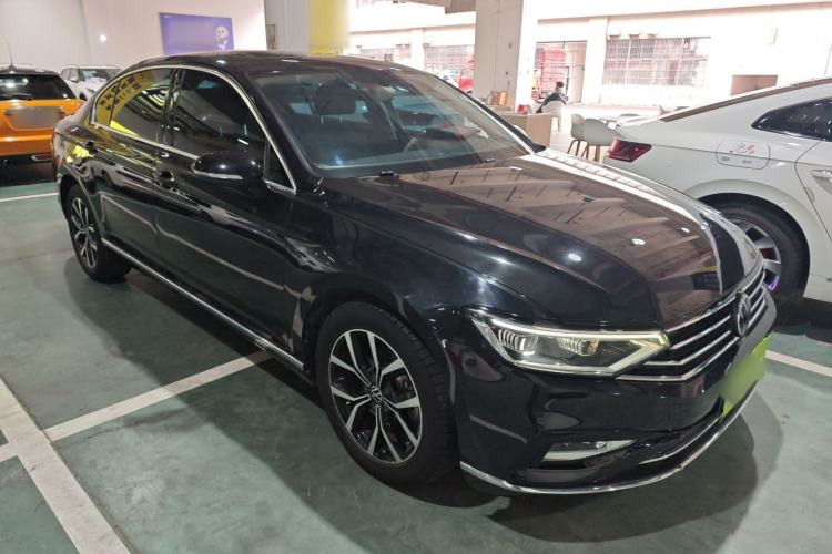 Used Volkswagen Magotan 2020 330TSI DSG Leading Model Front Right 45 Deg