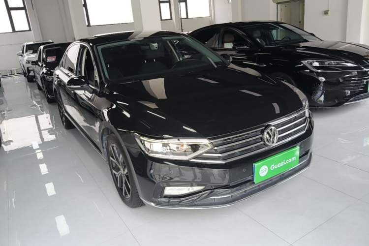 Used Volkswagen Magotan 2020 330TSI DSG Leading Model Front Right 45 Deg