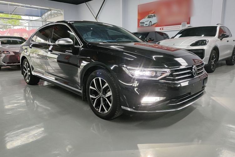 Used Volkswagen Magotan 2020 330TSI DSG Leading Model Front Right 45 Deg
