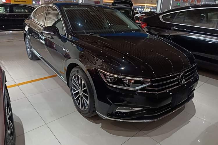 Used Volkswagen Magotan 2020 330TSI DSG Luxury Edition Front Right 45 Deg
