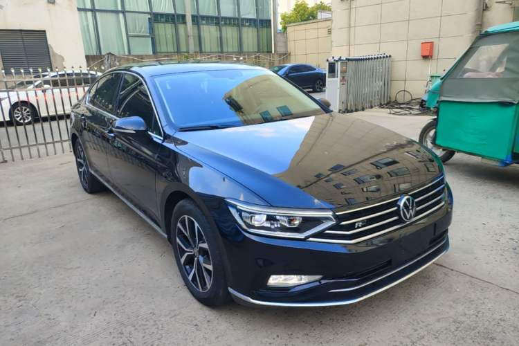 Used Volkswagen Magotan 2020 330TSI DSG Leading Model Front Right 45 Deg