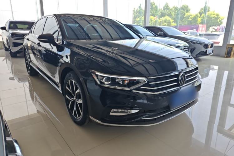 Used Volkswagen Magotan 2020 330TSI DSG Leading Model Front Right 45 Deg