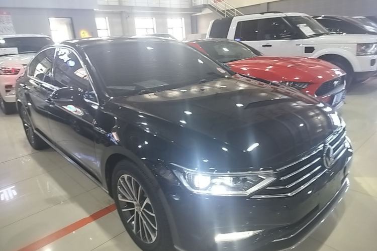 Used Volkswagen Magotan 2020 330TSI DSG Luxury Edition Front Right 45 Deg