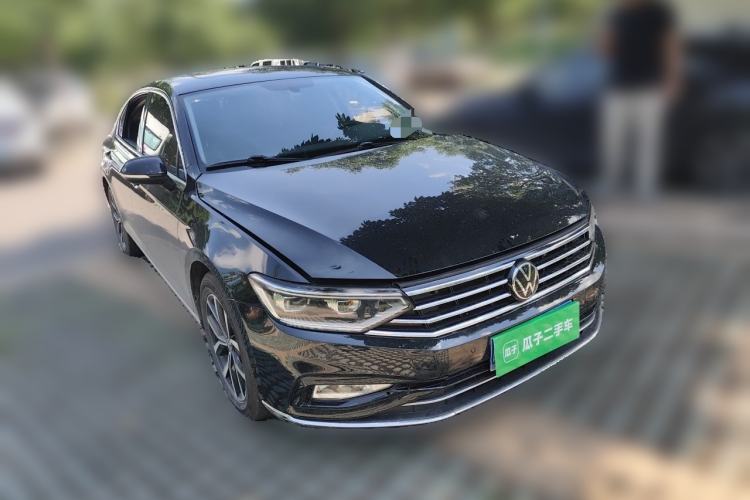 Used Volkswagen Magotan 2020 330TSI DSG Leading Model Front Right 45 Deg
