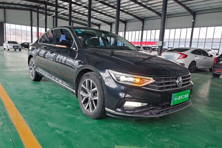 Used Volkswagen Magotan 2020 330TSI DSG Leading Model Front Right 45 Deg
