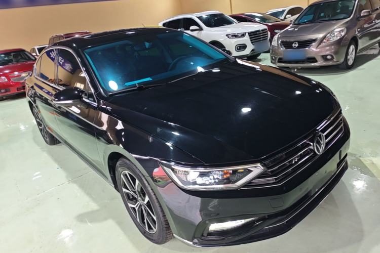 Used Volkswagen Magotan 2020 330TSI DSG Leading Model Front Right 45 Deg