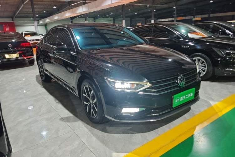 Used Volkswagen Magotan 2020 330TSI DSG Leading Model Front Right 45 Deg