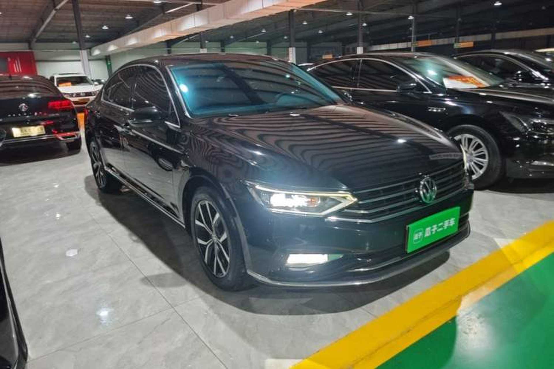 Used Volkswagen Magotan 2020 330TSI DSG Leading Model Front Right 45 Deg