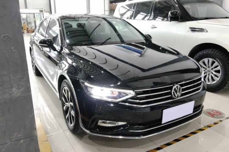 Used Volkswagen Magotan 2020 330TSI DSG Leading Model Front Right 45 Deg