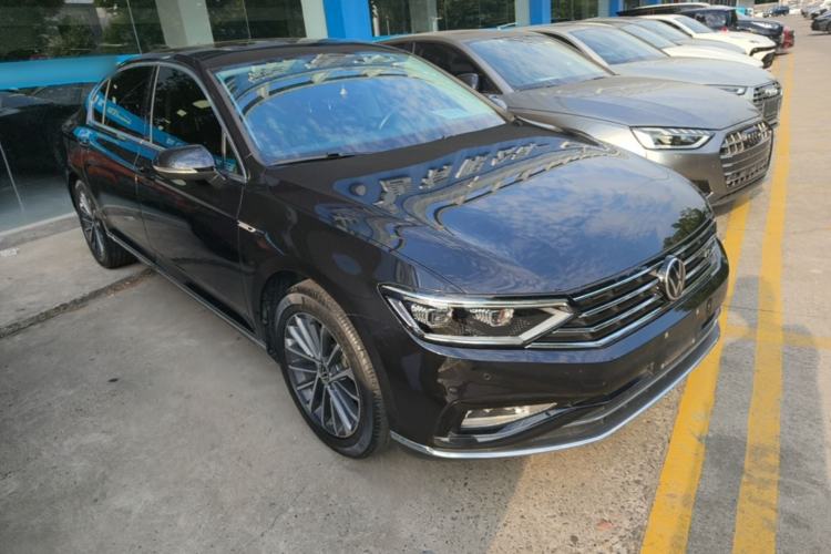 Used Volkswagen Magotan 2020 330TSI DSG Luxury Edition Front Right 45 Deg
