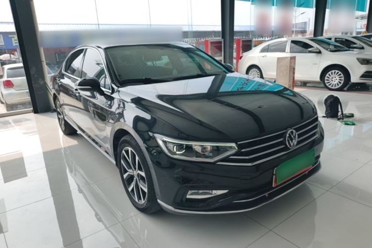 Used Volkswagen Magotan 2020 330TSI DSG Leading Model Front Right 45 Deg