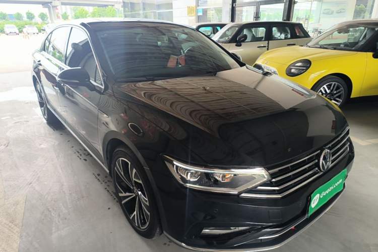Used Volkswagen Magotan 2020 330TSI DSG Luxury Edition Front Right 45 Deg