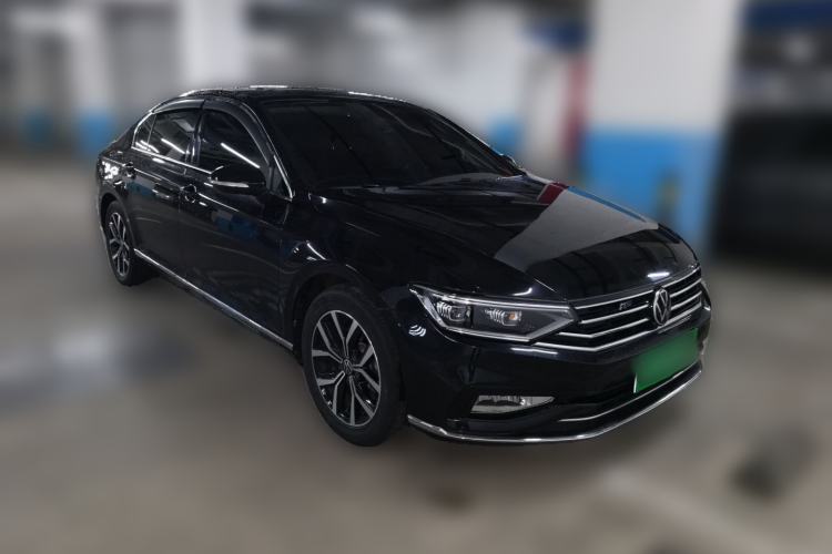 Used Volkswagen Magotan 2020 330TSI DSG Leading Model Front Right 45 Deg
