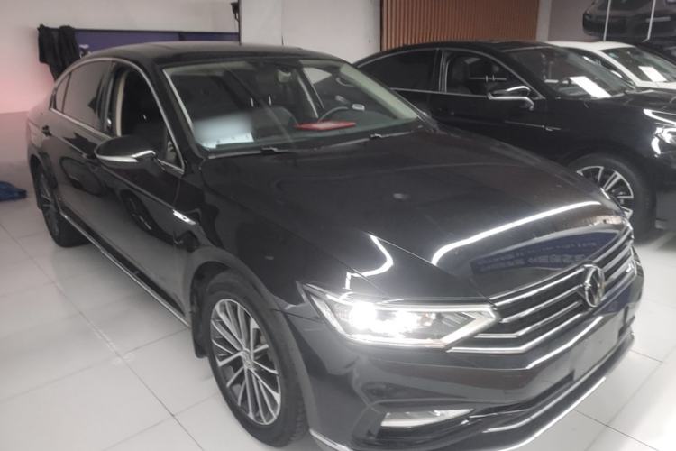 Used Volkswagen Magotan 2020 330TSI DSG Luxury Edition Front Right 45 Deg