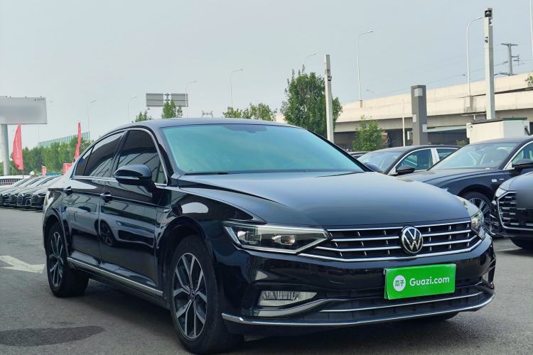 Used Volkswagen Magotan 2020 330TSI DSG Leading Model Front Right 45 Deg