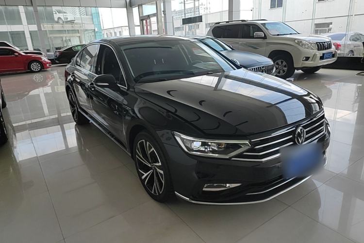 Used Volkswagen Magotan 2020 330TSI DSG Luxury Edition Front Right 45 Deg