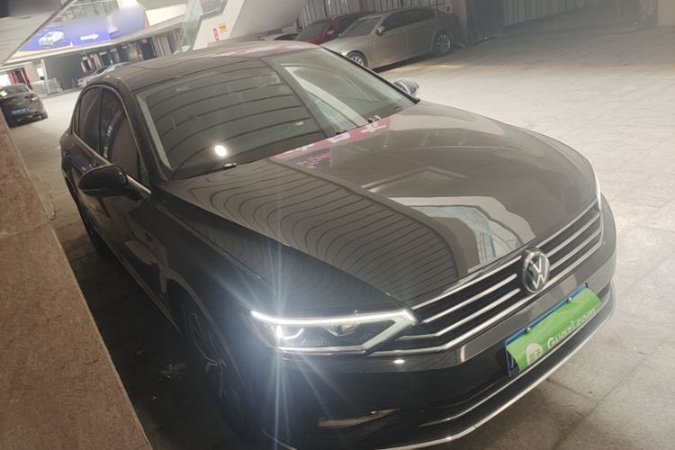 Used Volkswagen Magotan 2020 330TSI DSG Leading Model Front Right 45 Deg