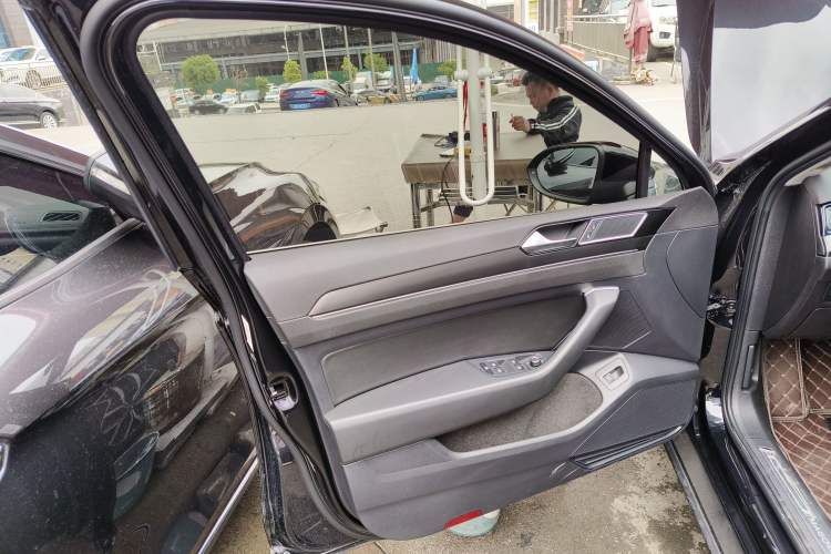 Used Volkswagen Magotan 2020 330TSI DSG Leading Model Left Front Door Interior