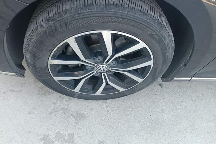 Used Volkswagen Magotan 2020 330TSI DSG Leading Model Left Front Wheel Hub