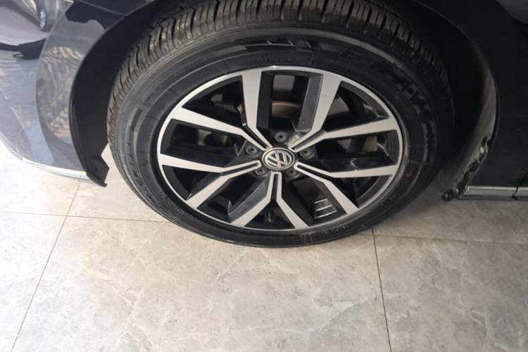 Used Volkswagen Magotan 2020 330TSI DSG Leading Model Left Front Wheel Hub