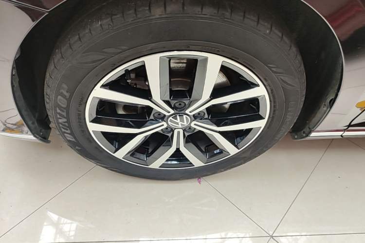 Used Volkswagen Magotan 2020 330TSI DSG Leading Model Left Front Wheel Hub