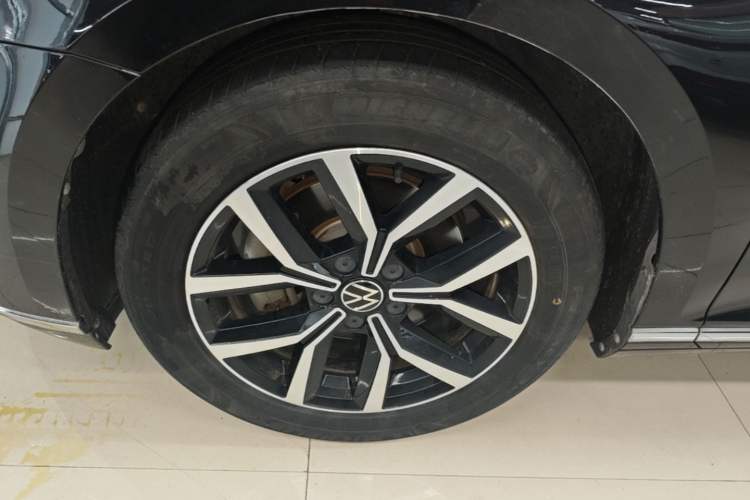 Used Volkswagen Magotan 2020 330TSI DSG Leading Model Left Front Wheel Hub