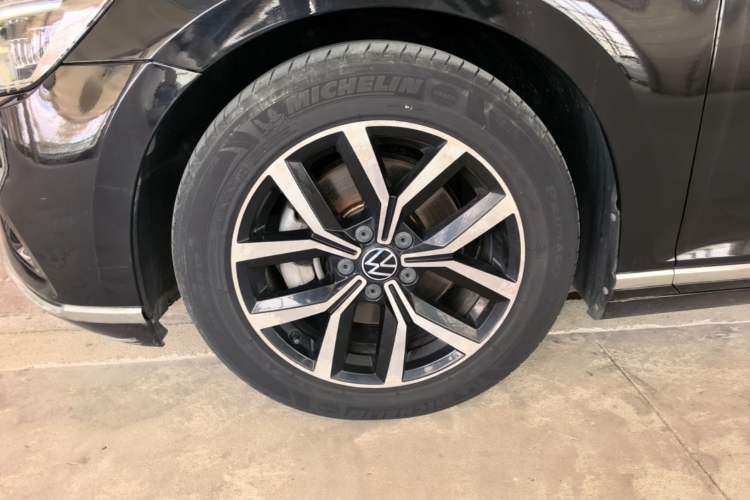 Used Volkswagen Magotan 2020 330TSI DSG Leading Model Left Front Wheel Hub