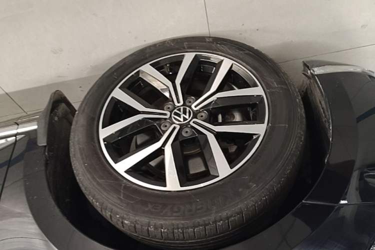 Used Volkswagen Magotan 2020 330TSI DSG Leading Model Left Front Wheel Hub
