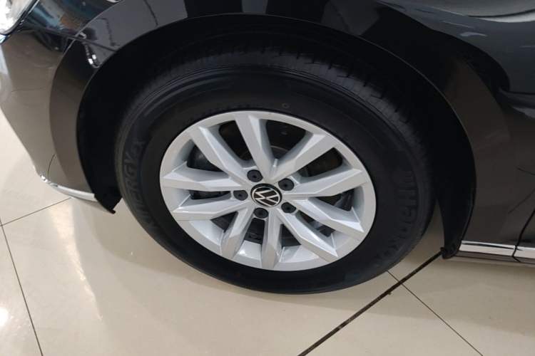 Used Volkswagen Magotan 2020 280TSI DSG Comfort Edition Left Front Wheel Hub