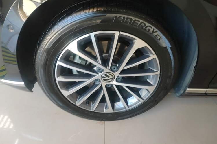 Used Volkswagen Magotan 2020 380TSI DSG Luxury Version Left Front Wheel Hub