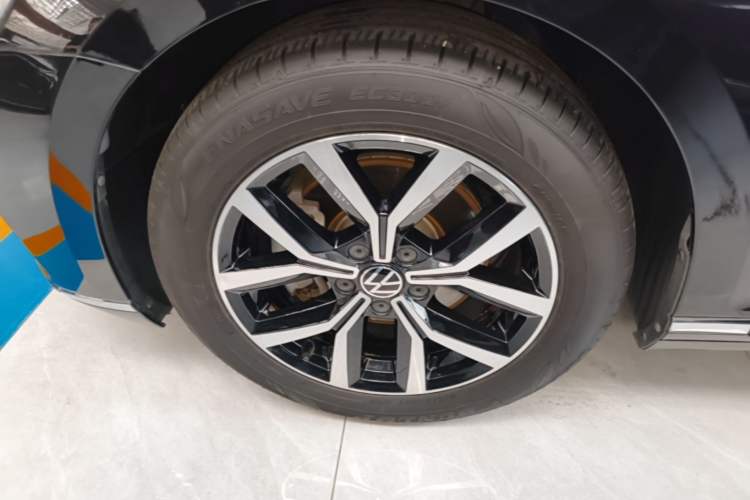 Used Volkswagen Magotan 2020 330TSI DSG Leading Model Left Front Wheel Hub