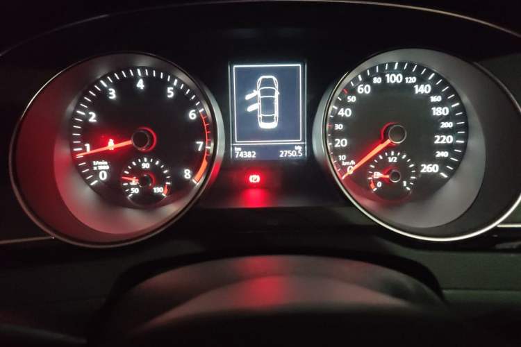 Used Volkswagen Magotan 2020 330TSI DSG Leading Model Odometer Close Up