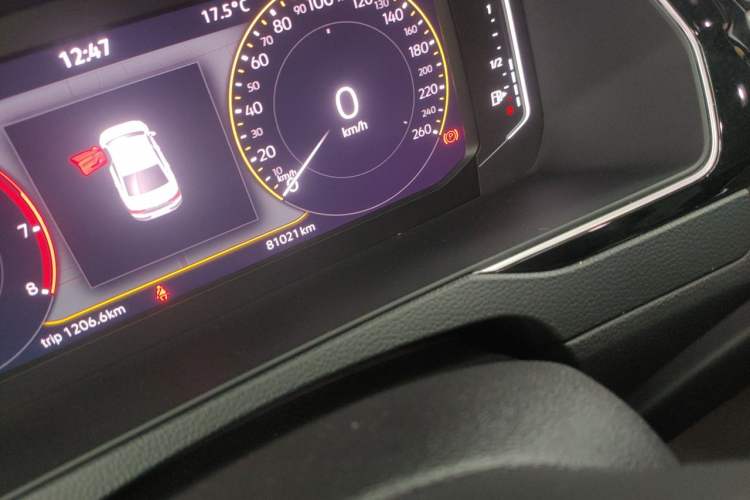 Used Volkswagen Magotan 2020 330TSI DSG Luxury Edition Odometer Close Up