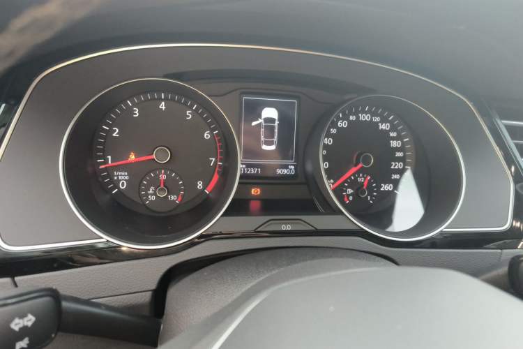Used Volkswagen Magotan 2020 330TSI DSG Leading Model Odometer Close Up